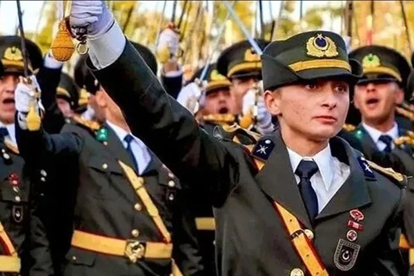 Ebru Teğmen'e Ünlü İş İnsanı Sahip Çıktı“