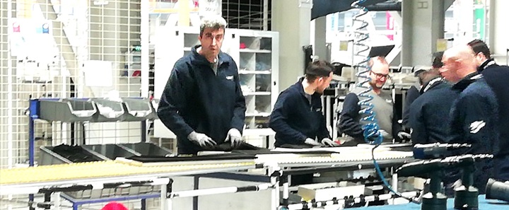 üretim bantında konukların incelesi